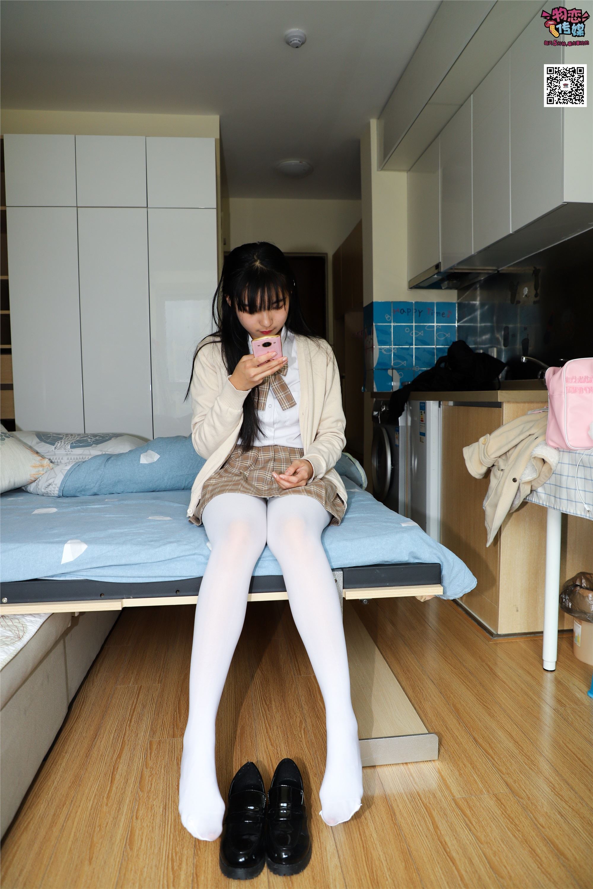 物恋传媒 No.005 JK制服高中小姐姐，棉袜加丝袜